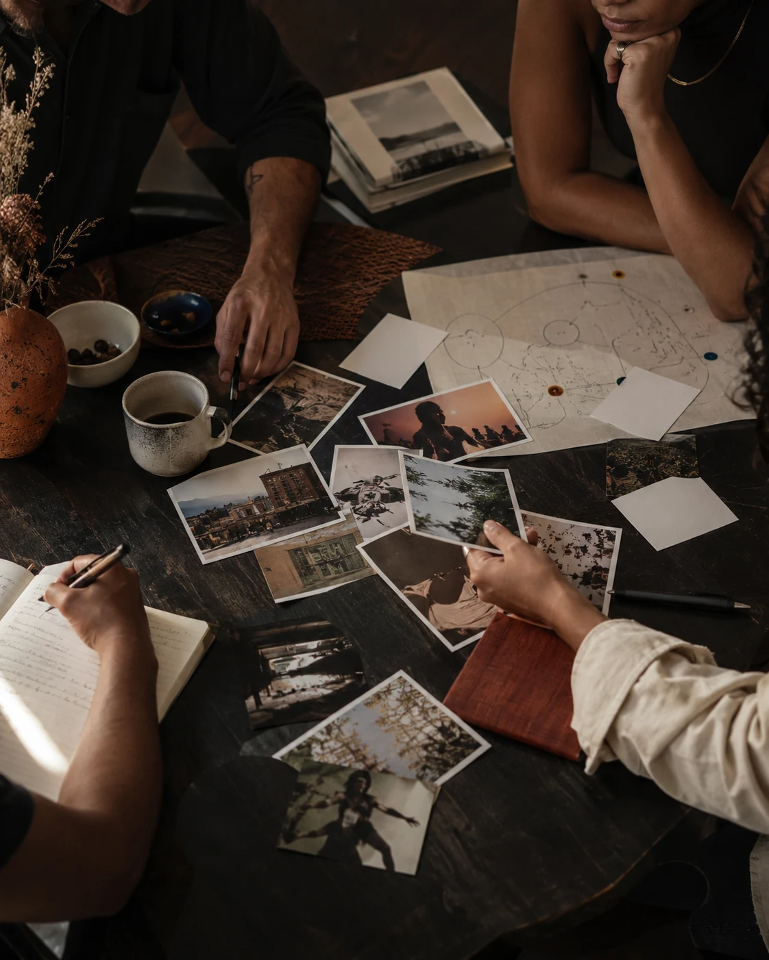 Equipe analisando referências e necessidades de um projeto cultural